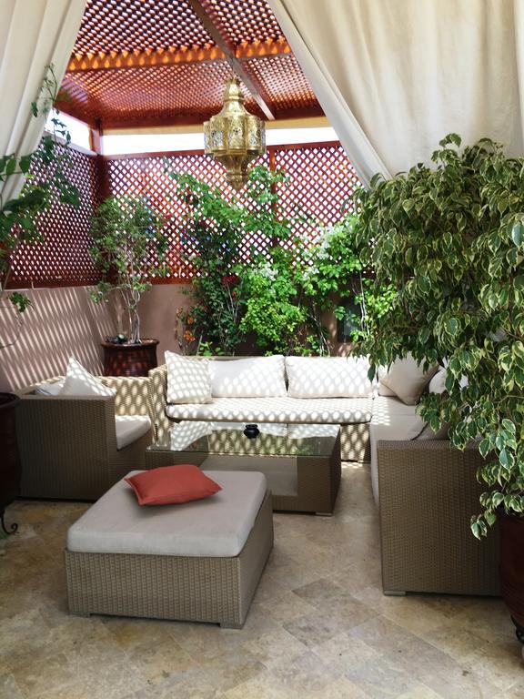 Riad Viva Marrakesh Esterno foto A living room with a green wall