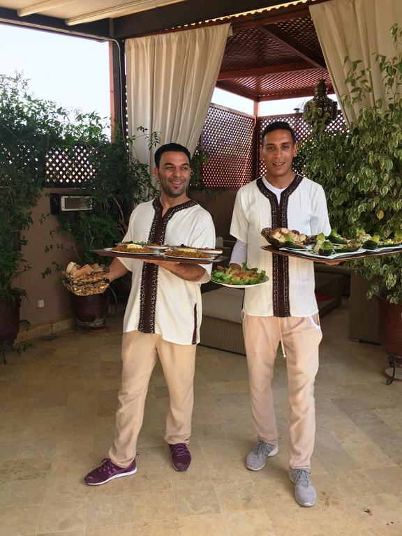 Riad Viva Marrakesh Esterno foto Moroccan waiters serving food