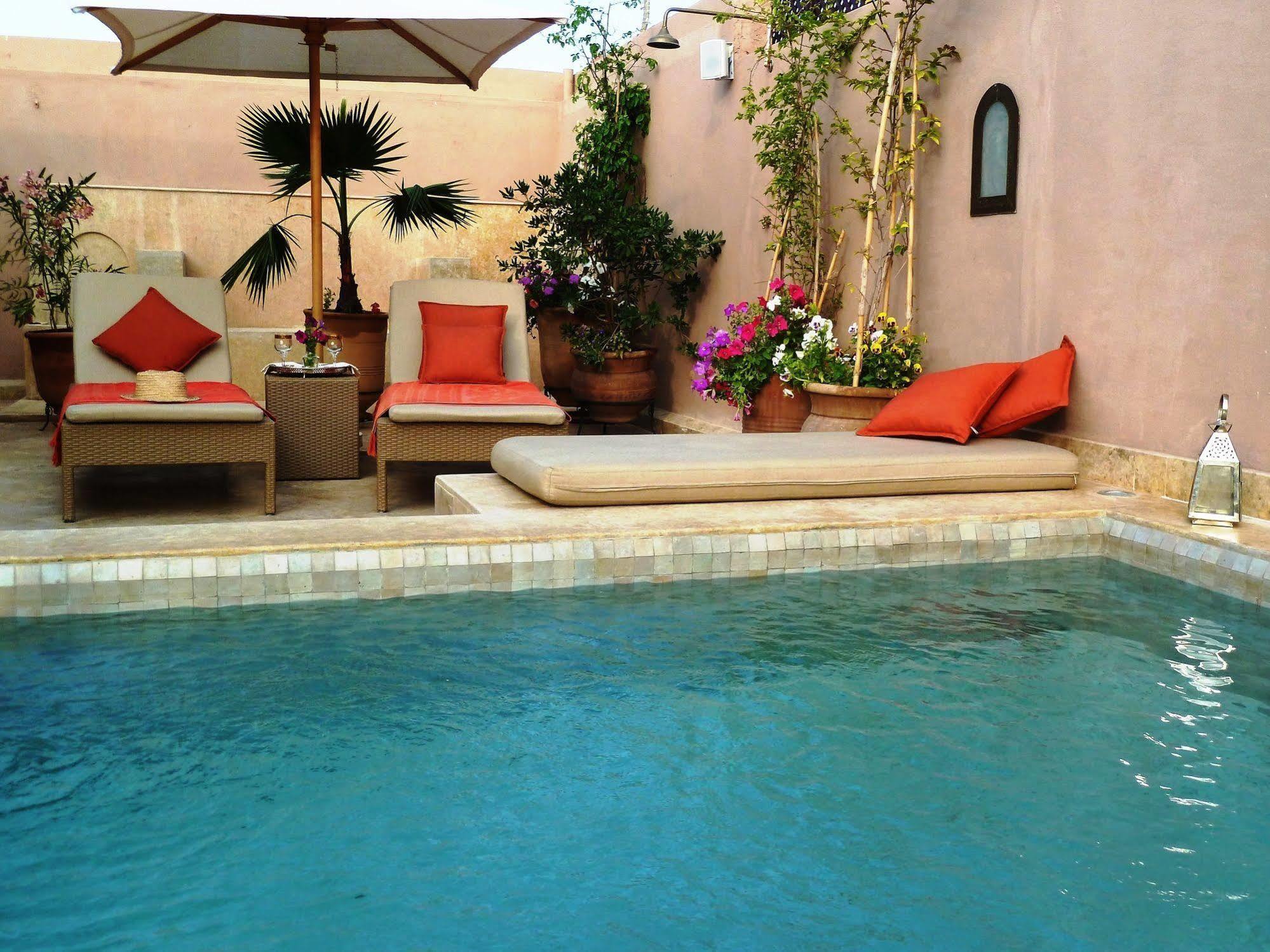 Riad Viva Marrakesh Esterno foto A swimming pool in Morocco
